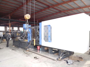 Αυτόματη μηχανή σχηματοποίησης εγχύσεων PVC PP 12 τόνοι για τη λεκάνη εγχύσεων