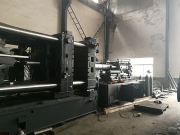 Χρωματίζοντας την πλαστική μηχανή σχηματοποίησης εγχύσεων κάδων 580 τόνος για τη διαφορετική παραγωγή μεγέθους